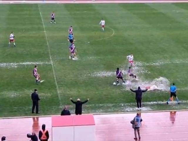 مطالب بالتحقيق في تحول ملعب بالدار البيضاء إلى برك مياه خلال مباراة