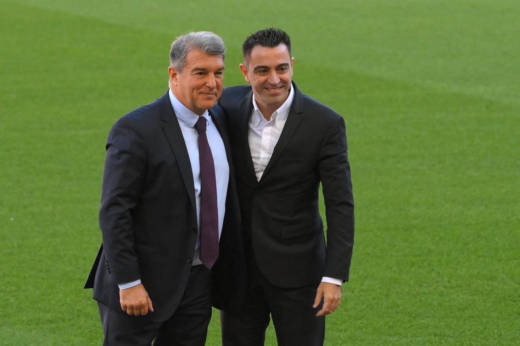 برشلونة يتطلع لتمديد عقد تشافي وبوسكيتس