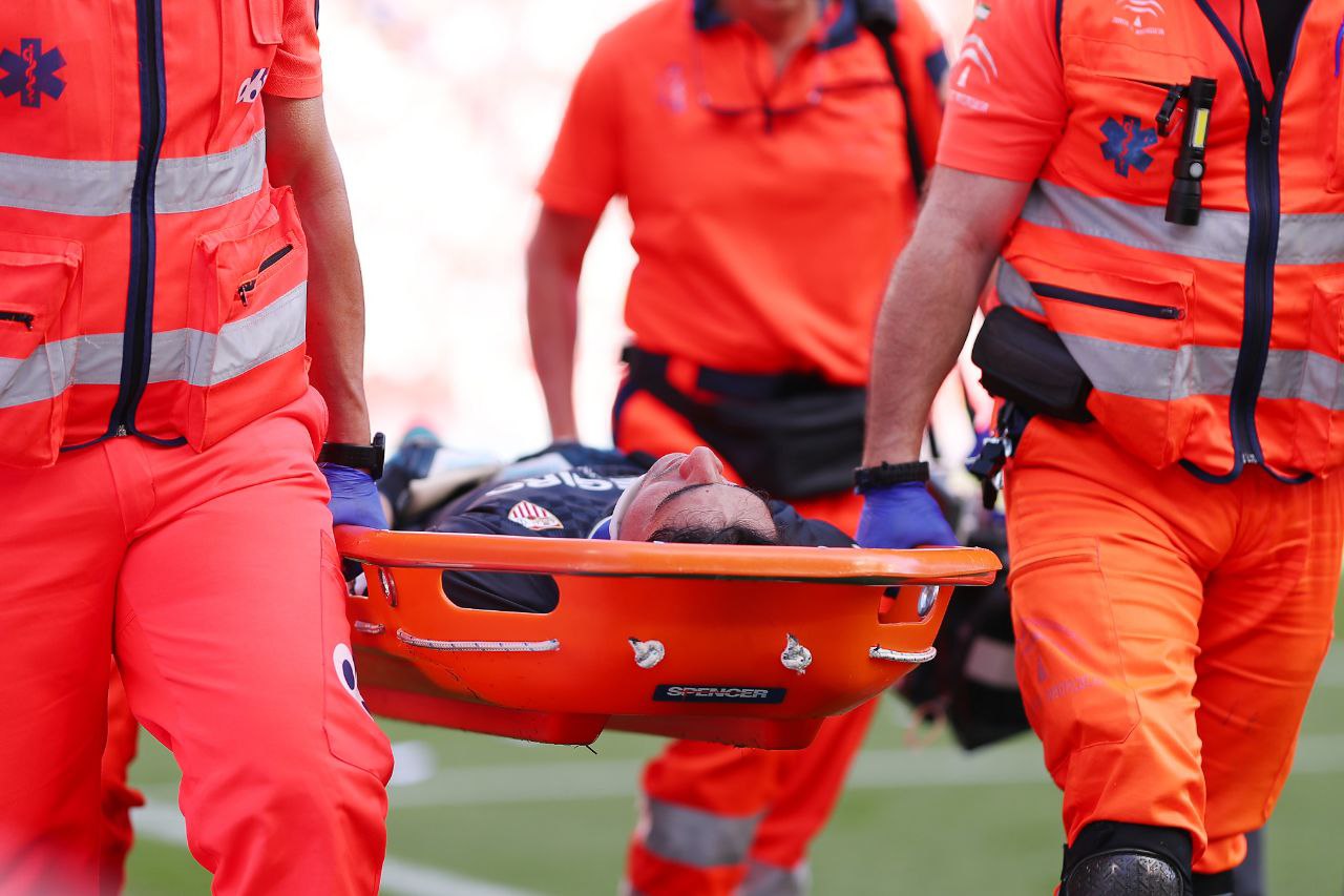 ياسين بونو يتعرض لإصابة خطيرة في مباراة إشبيلية وألميريا بالدوري الإسباني