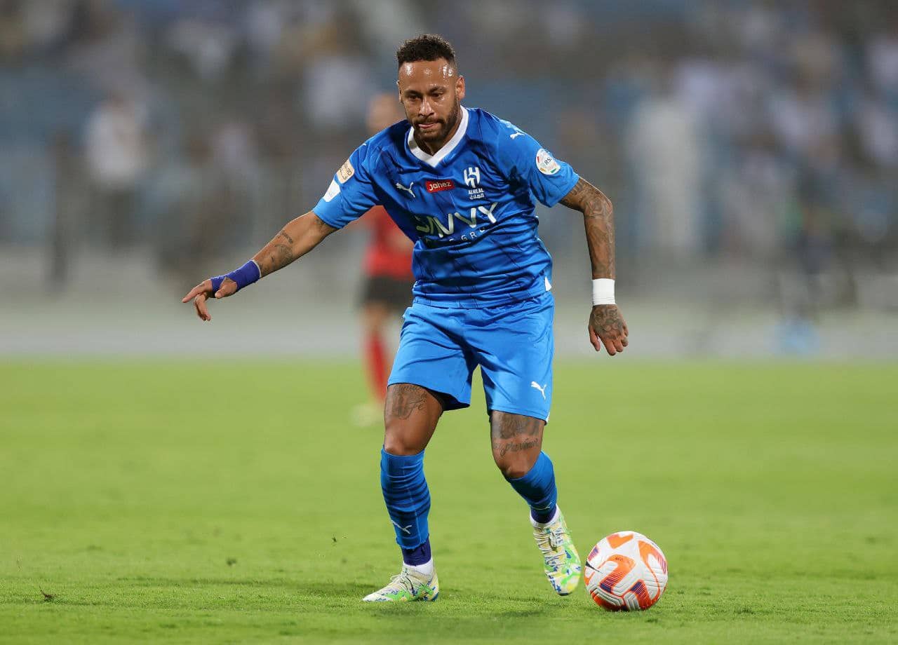 نيمار يعود لأول مرة إلى الهلال بعد إصابة الرباط الصليبي